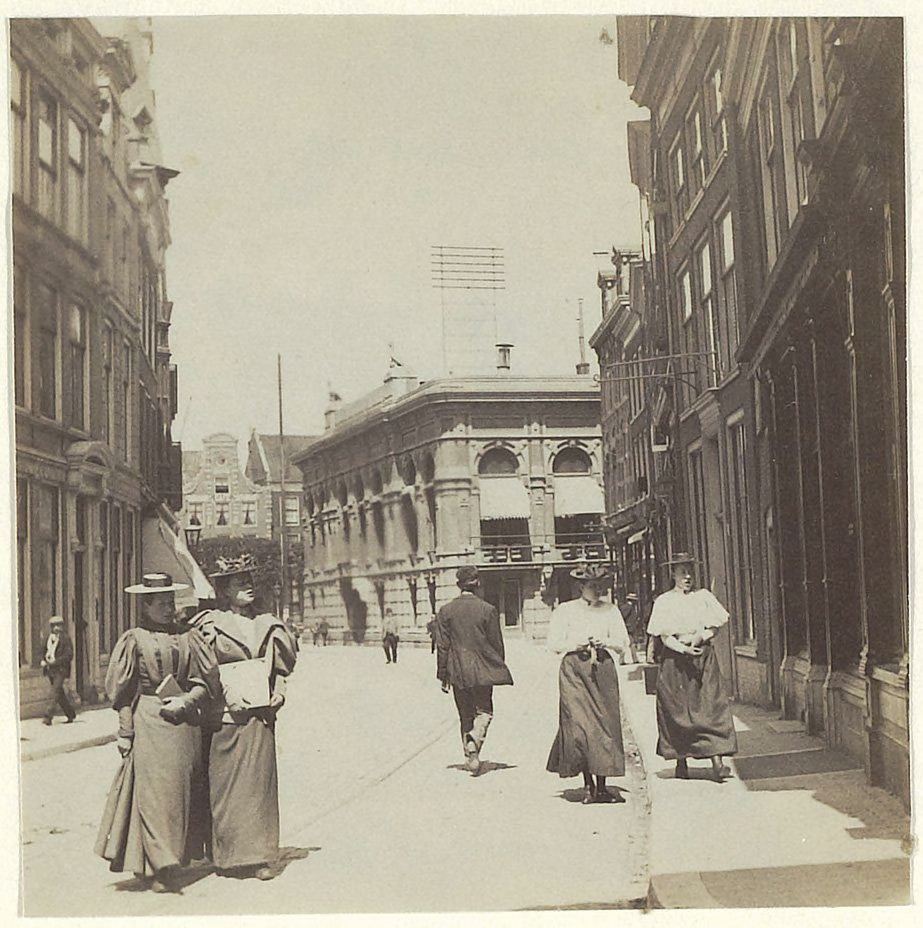 De Grote Houtstraat in Haarlem rond 1900