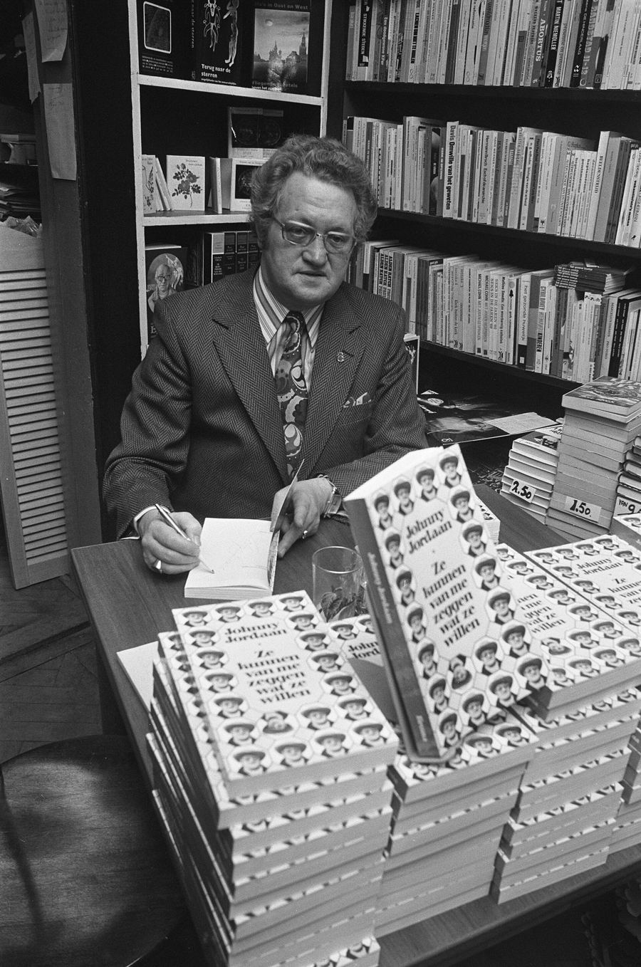 Johnny Jordaan signeert zijn boek in een Amsterdamse boekhandel