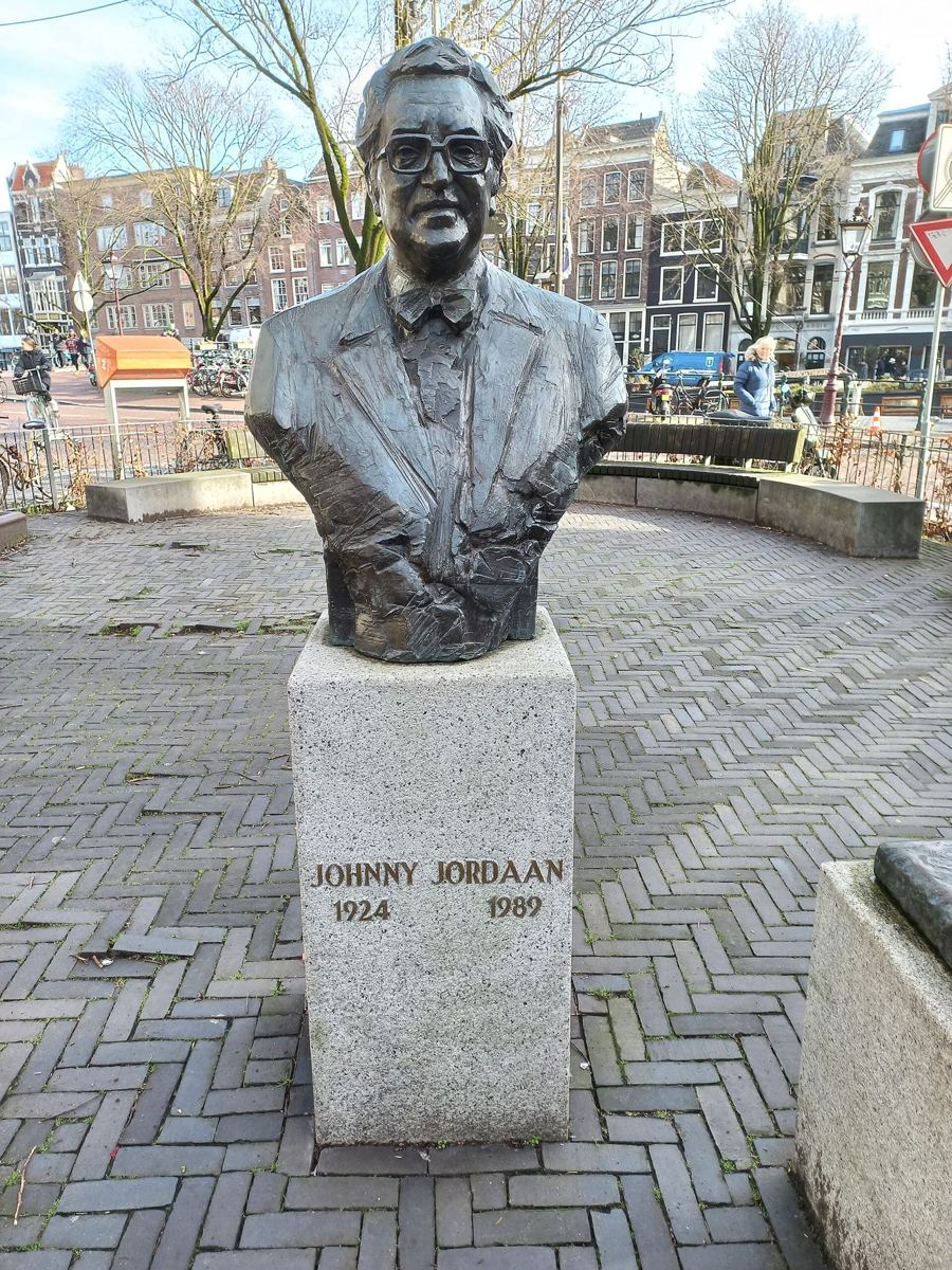 Borstbeeld van Johnny Jordaan op het Johnny Jordaanplein