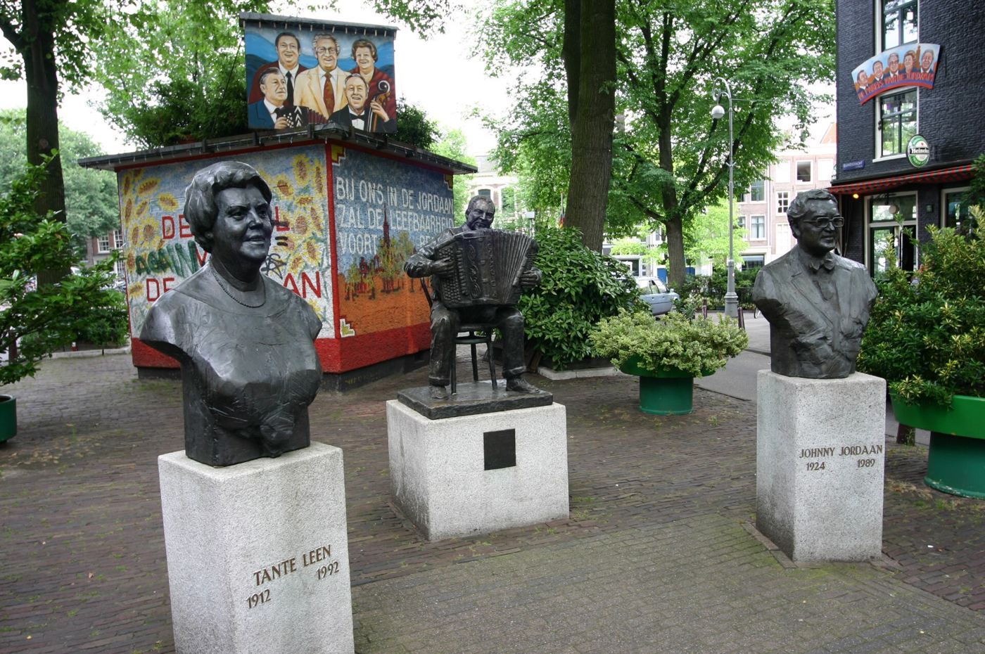 Het Johnny Jordaanplein met de borstbeelden van de Jordaanzangers