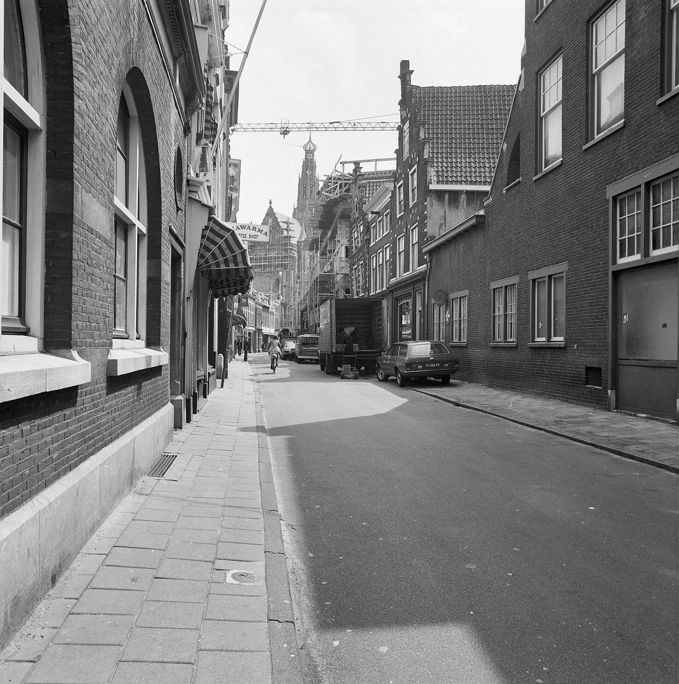 De Smedestraat in Haarlem met zicht op de Sint-Bavokerk