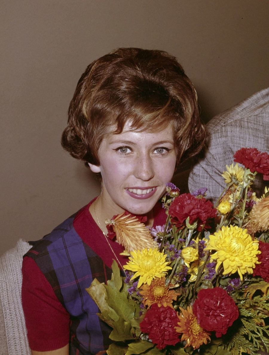 Willeke Alberti in 1962 met een boeket bloemen